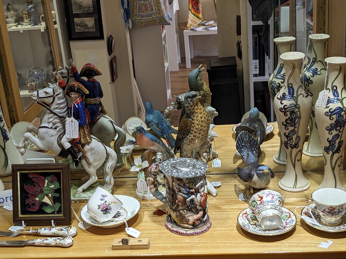 porcelain antiques figurines military Beswick Sevres Meissen Moorcroft Capodimonte Dresden
